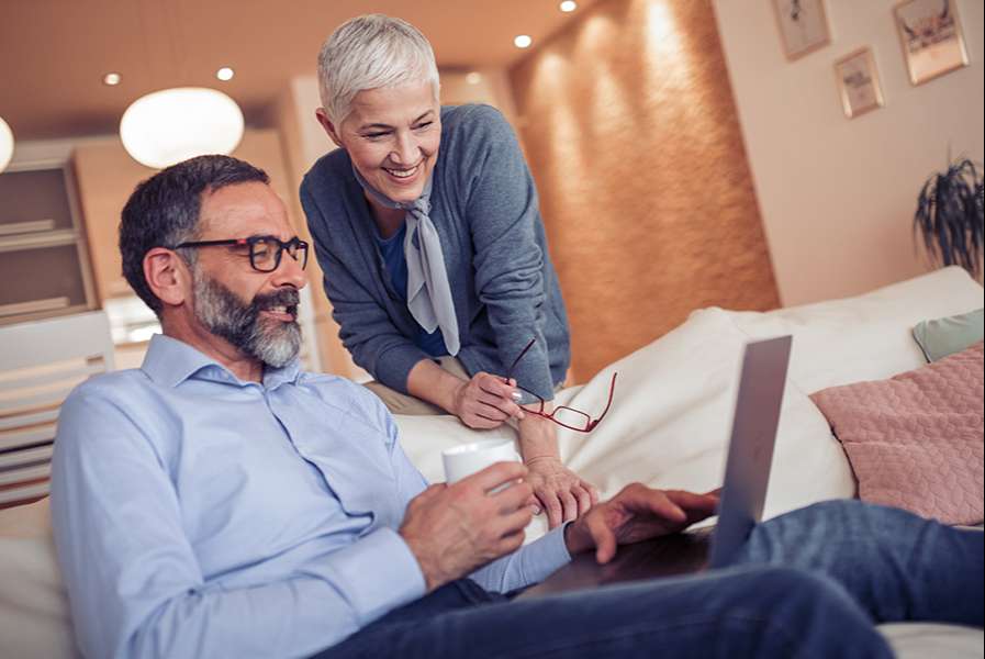 Paar Plant Einbauschrank am Laptop